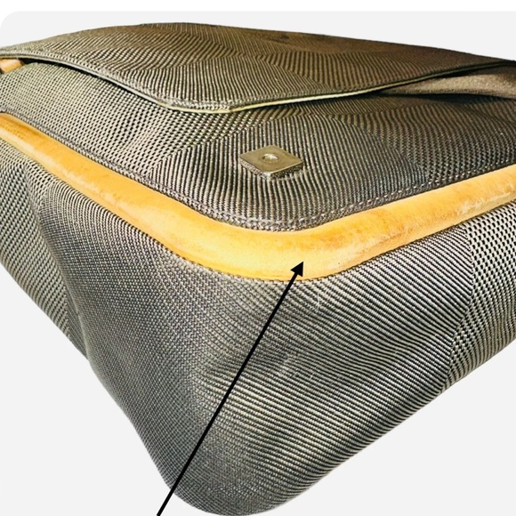 78 Louis Vuitton Messenger Bag - Picture 4 of 15